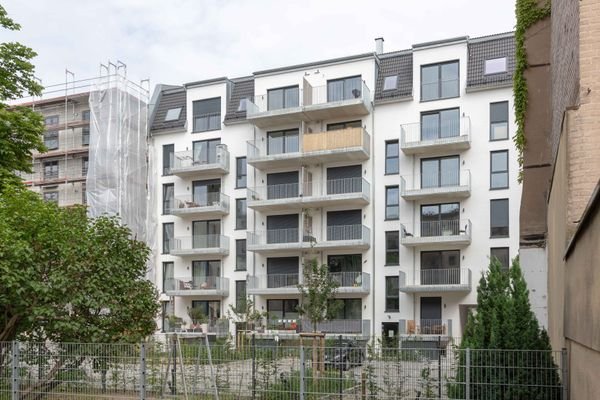 Gebäuderückseite mit Blick in den Hinterhof