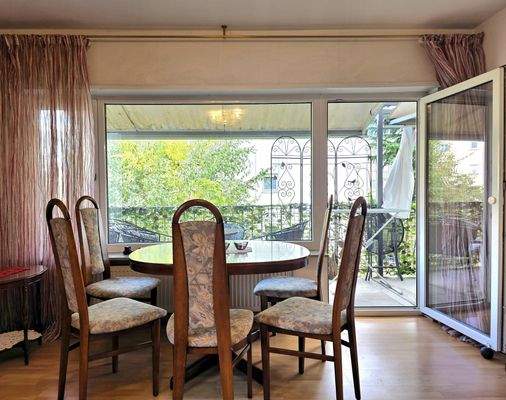 Essbereich mit Balkonausgang