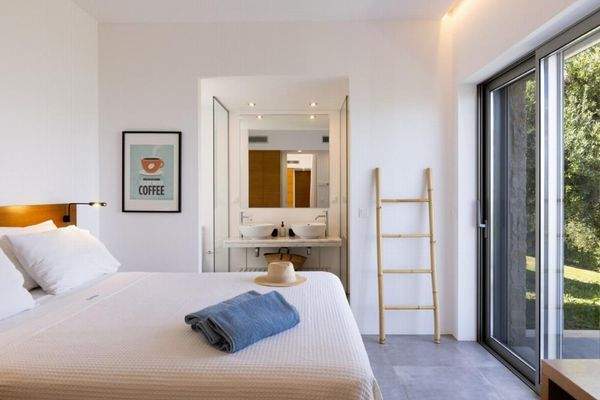 Kreta, Plaka: 2 Luxusvillen mit Tennisplatz, Olivenhain und atemberaubendem Meerblick zu verkaufen