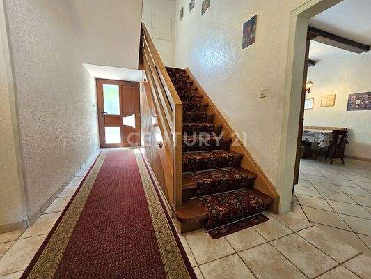 Flur mit Treppenhaus zum OG 