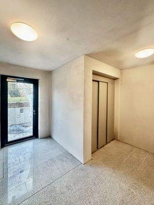 Hauseingang mit Aufzug