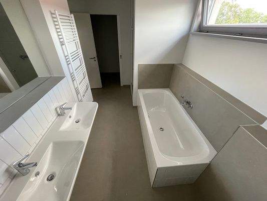 Modernes Badezimmer mit Badewanne