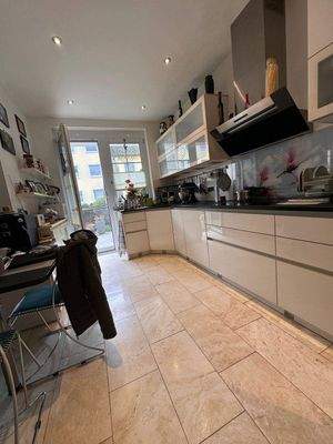 Küche mit angrenzender Terrasse