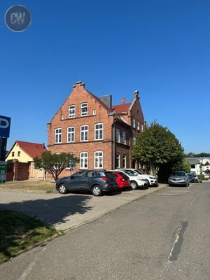 Haus_seitlich_mit_Parkplätzen