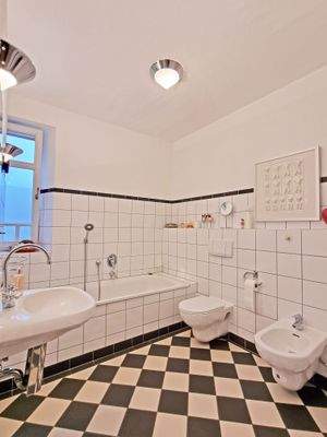 Tageslichtbad mit Badewanne