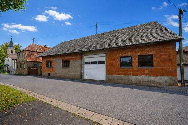 Straßenansicht - links Sandsteinhaus, rechts Haupthaus
