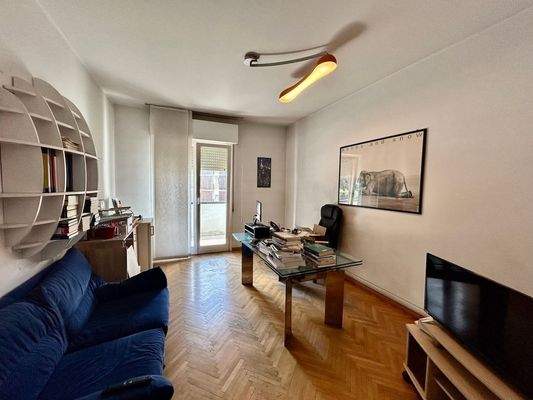 Bozen Zentrum, Nähe Universität, Investitionsobjekt, Studenten-WG geeignet, 4. Stock mit Aufzug, Große Wohnküche, Kleine Terrasse, 4 große Schlafzimmer, 2 Balkone, Großes Badezimmer, Abstellkammer, Keller inklusive, Gemeinschaftlicher Dachboden, Hohe Miet