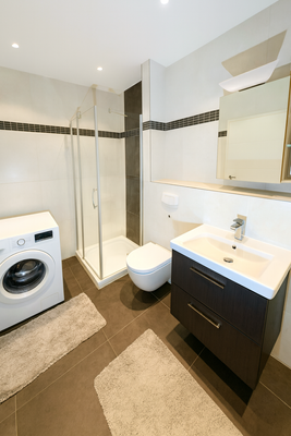 Modernes Bad mit Dusche und Badewanne