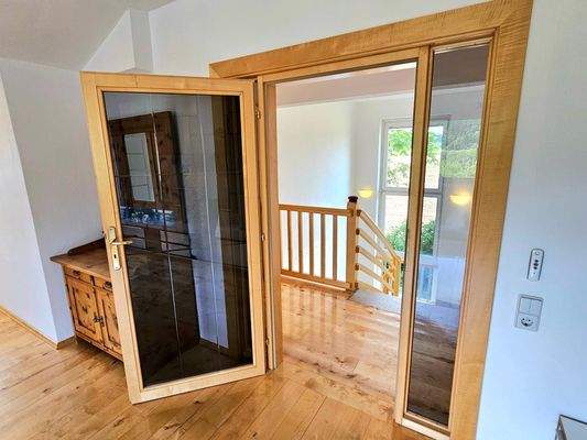 OG Wohnzimmertür und Blick in den Flur