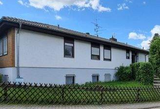 Straßenansicht im Sommer