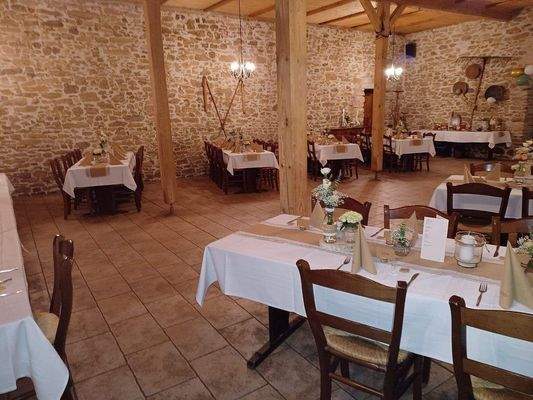 Festsaal für Hochzeit eingedeckt (1).jpg