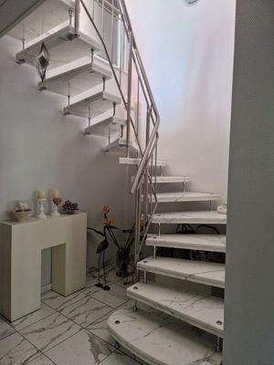 Wohnung 2 - Treppe aus Carrara-Marmor