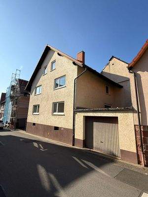 Hausansicht mit Garage