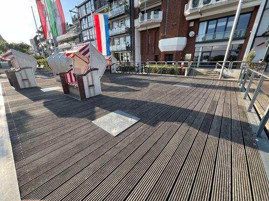 Terrasse zwischen Promenade und Mietfläche