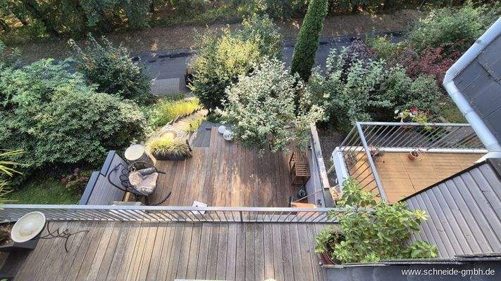 Blick vom Dachgeschoss auf Balkon im Erdgeschoss und Terrasse im Kellergeschoss