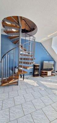 Wohnzimmer und Treppe