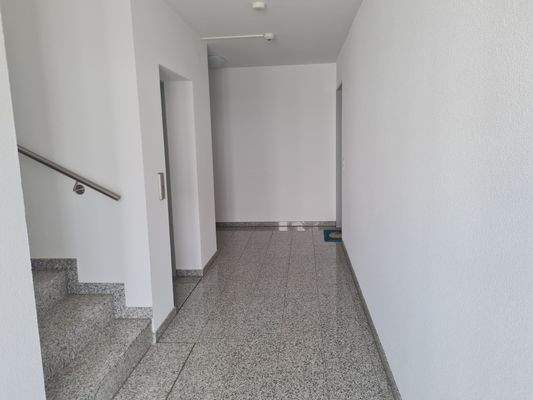 Treppenhaus / Aufzug