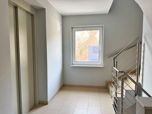 Treppenhaus mit Fahrstuhl