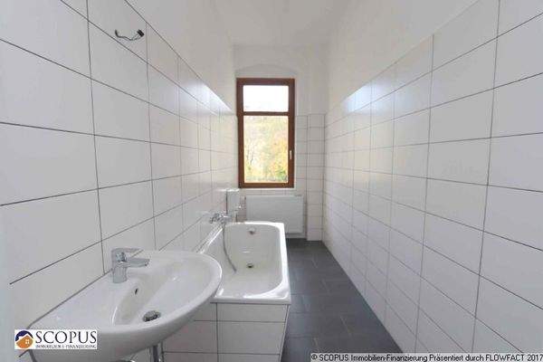 Tageslichtbad mit Wanne