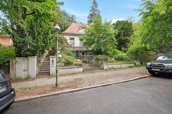 Haus Richtung Süden in Hanglage