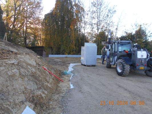 Der Frontlader versetzt die L-Scheiben