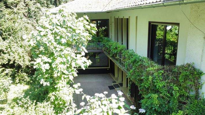 Perspektive mit Blick zur Terrasse und großflächigem Balkon