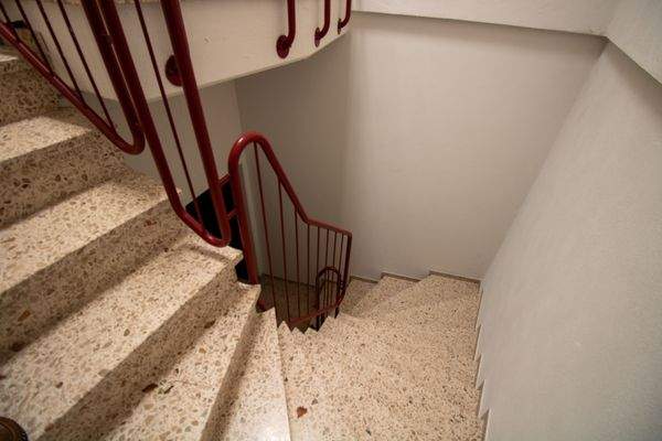 Treppenhaus in den Keller und Tiefgarage