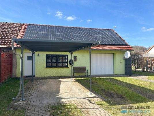 Ansicht Nebengelass mit Garage