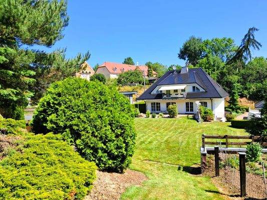 Ansicht vom weitläufigen Grundstück