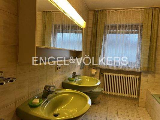 Tageslichtbad mit Wanne + Dusche