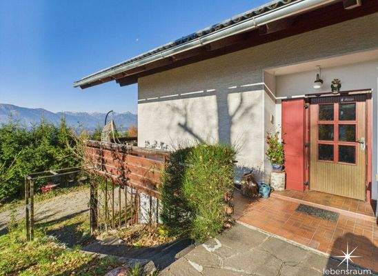 Eingangsbereich und Balkon EG.