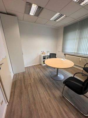 Helles Büro mit Tisch