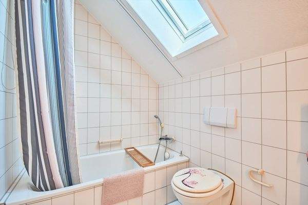Badezimmer Obergeschoss mit Wanne und WC