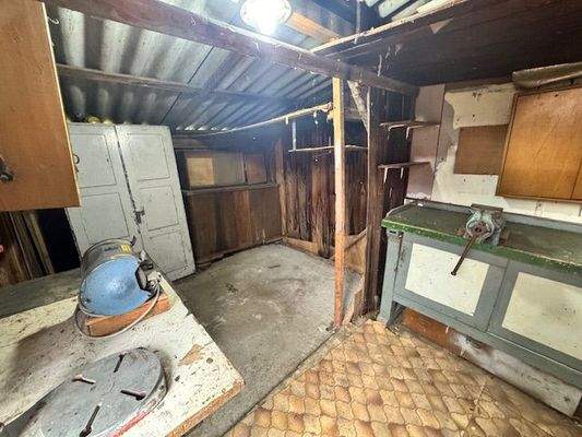 Schopf mit kleiner Werkstatt