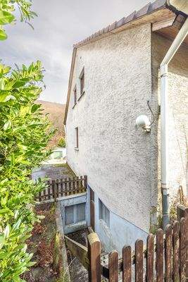 Außenansicht mit Garage und Kellerausgang