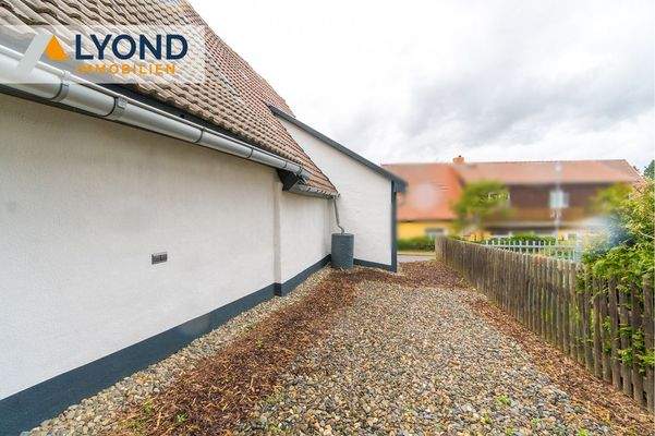 Seitenweg hinter dem Haus