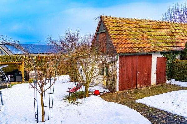 Garten mit Garagenhäuschen