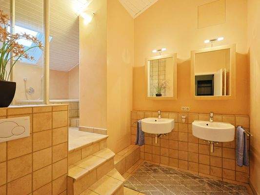 Tageslichtbad en Suite mit Badewanne und Dusche