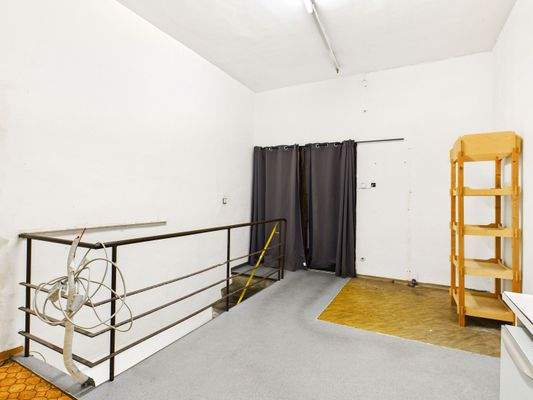 Büroraum/Treppe zum Lager