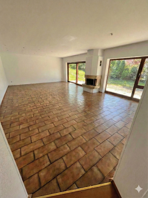 Großer Wohn-, Essbereich mit Kamin und Zugang zum Garten und der Terrasse