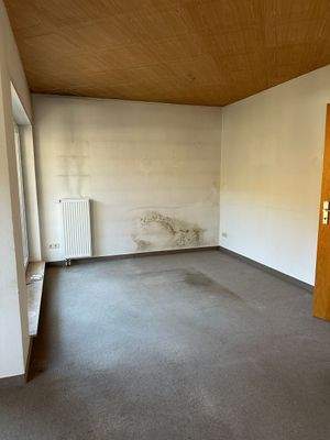 Leeres Zimmer mit Flecken