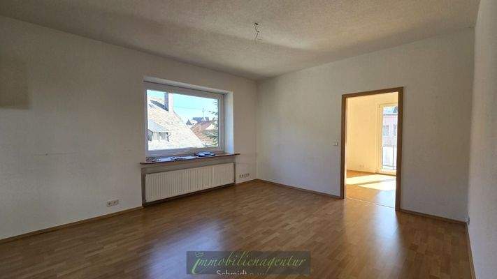 Wohnbereich mit Blick ins kleine Zimmer