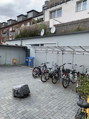 Fahrradständer im Hof