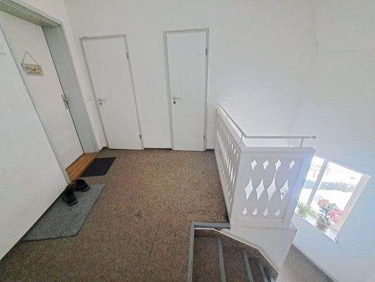 Treppenhaus - Zugang Dachboden und eigene Abstellkammer