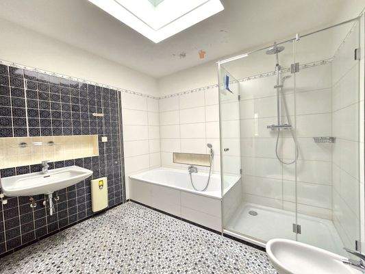 Hauptbadezimmer (Vollbad)