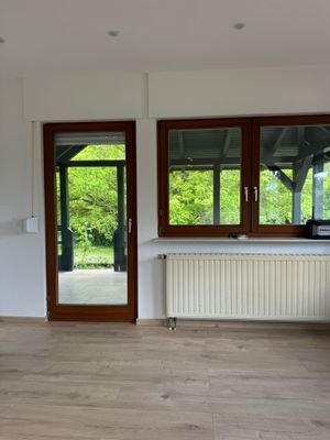 Wohnzimmer mit Balkon