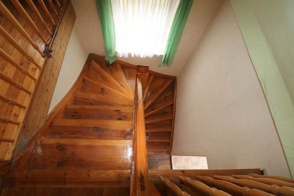 Treppe ins DG.JPG