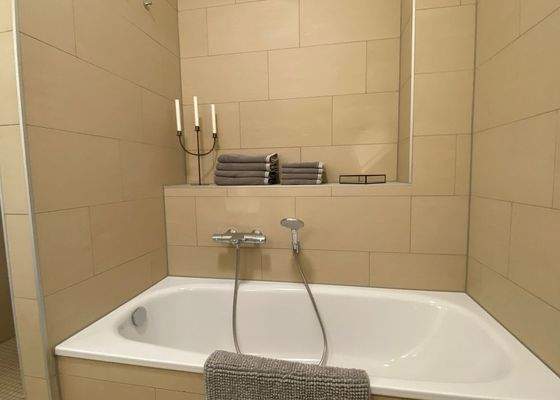 Badezimmer mit Wanne und Dusche