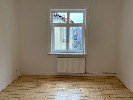 Helles Zimmer mit Fenster