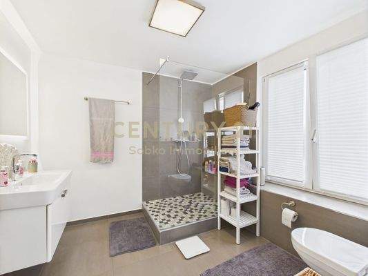 Modernes Tageslichtbad